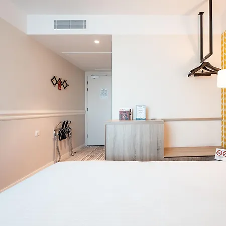 The Originals Boutique, Maison Montmartre Les Puces Hotel 4*