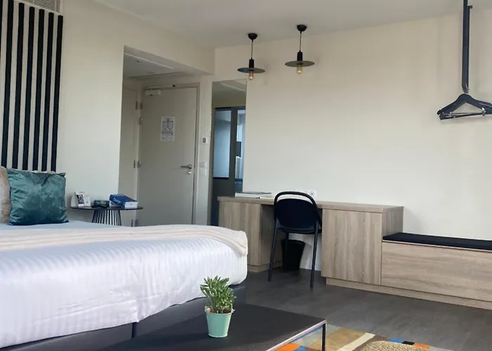 Hotel The Originals Boutique, Maison Montmartre Les Puces 4*