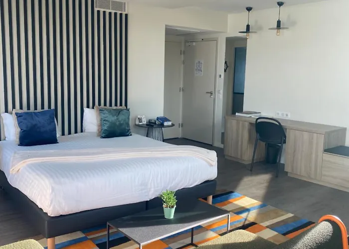 The Originals Boutique, Maison Montmartre Les Puces Hotel Paryż